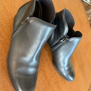 Munro Black Leather Ankle Booties